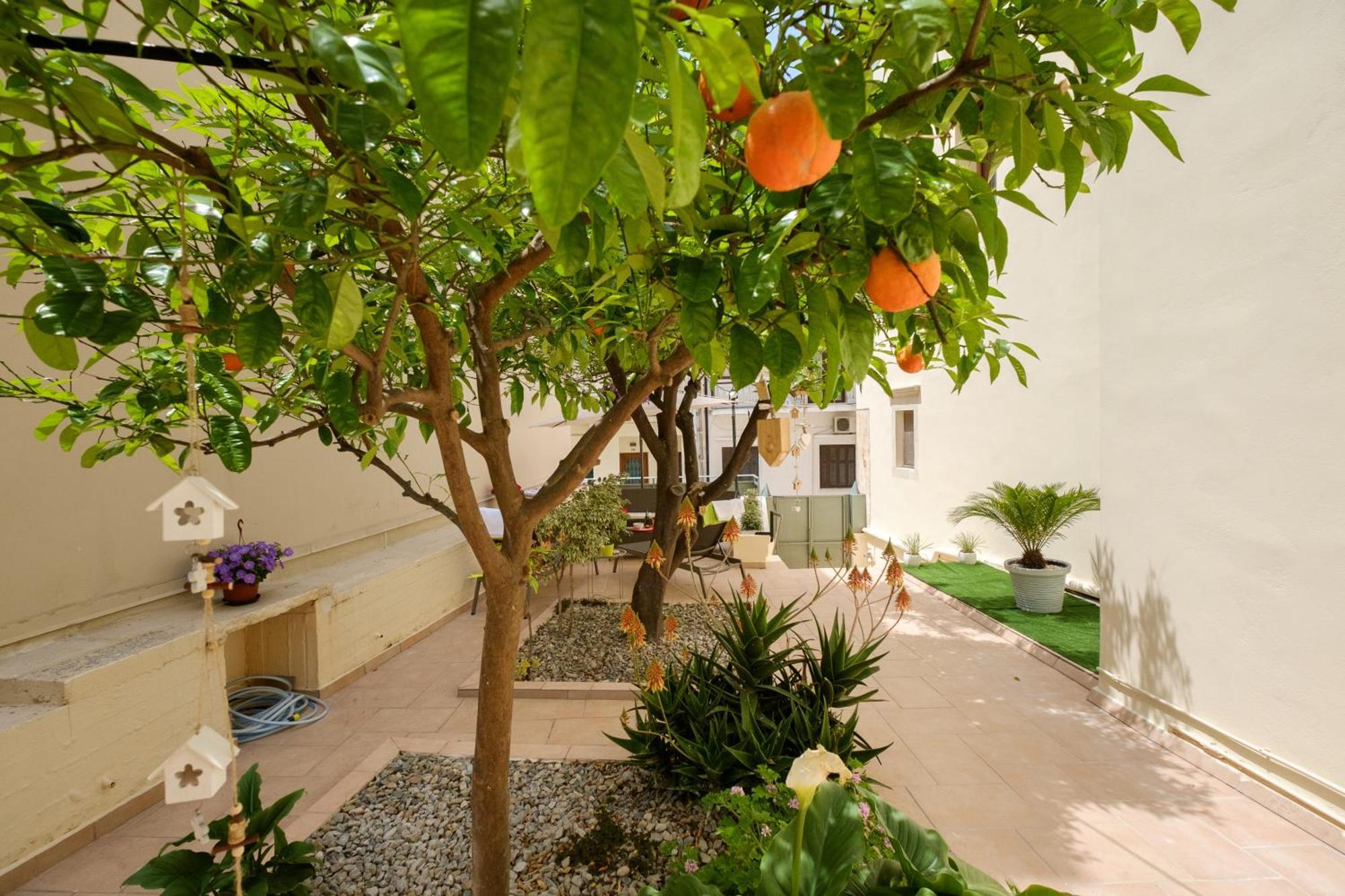 Home With Courtyard In Beating Heart Of Old Town! Chania  Buitenkant foto